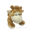 Brinquedo de girafa de pelúcia agachado